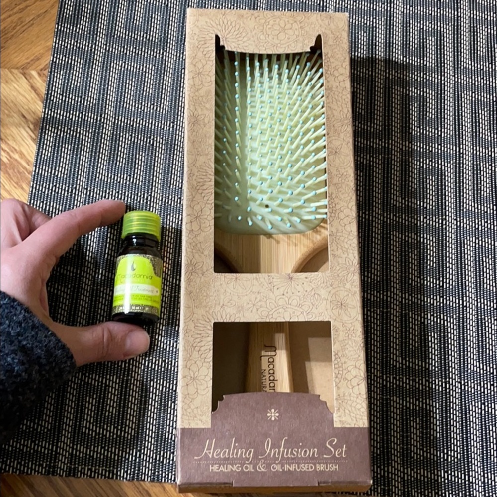 NWT macadamia healing oil and brush set